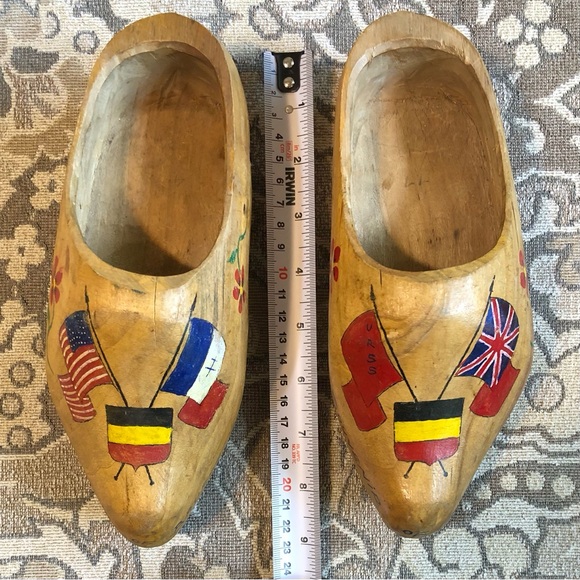 Vintage Wooden Shoes. Souvenir of Belgium. Hand Made Painted with European Flags - Picture 10 of 10